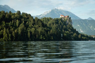 Slovenya 'daki Bled Gölü' nün üzerine inşa edilen Ortaçağ Kalesi