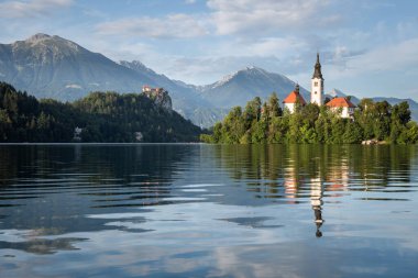 Tanrı 'nın Annesi Kilisesi' nin arka planında şato ve dağlar, Bled Gölü, Slovenya