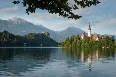 Tanrı 'nın Annesi Kilisesi' nin arka planında şato ve dağlar, Bled Gölü, Slovenya