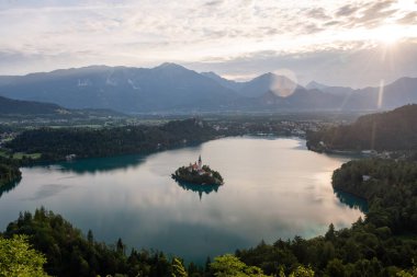 Slovenya 'daki güzel dağda gün doğumu Bled Gölü