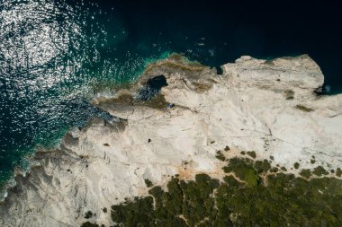 Ejderha Gözü 'nün hava manzarası, doğal fenomen, Dugi otok adası, Adriyatik denizi, Hırvatistan