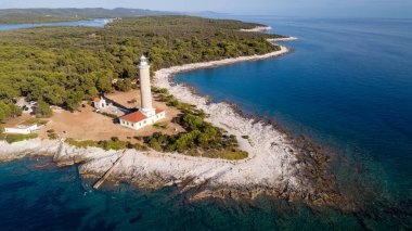 Hırvatistan 'ın Dugi Otok adasındaki Veli Rat deniz fenerinin hava manzarası