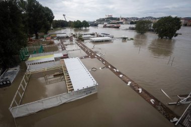 BRATISLAVA, SLOVAKIA - 17 SEP 2024: Tuna Nehri 'nin yüksek suları Petrzalka, Bratislava' daki tüm Tyrsovo setini sular altında bıraktı