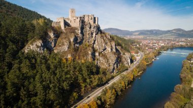 Ortaçağ sınıfının Strecno ve Vah nehrinin havadan görünüşü, Slovakya