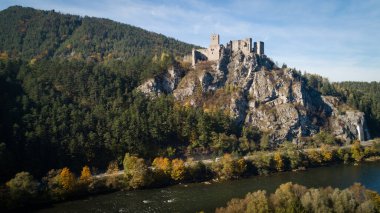Ortaçağ sınıfının Strecno ve Vah nehrinin havadan görünüşü, Slovakya