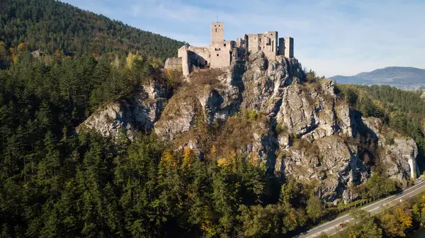 Slovakya 'nın sonbahar dağ manzarasında ortaçağ kast Strecno' sunun hava manzarası
