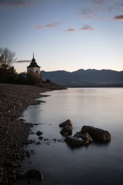 Liptovska Mara barajının kıyısındaki Bakire Meryem Kulesi sabah vakti, Liptov Bölgesi, Slovakya