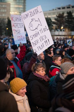 BRATISLAVA, SLOVAKIA JAN 24, 2025: Slovakya Avrupa! Robert Fico hükümetine ve Putin 'in Rusya' sıyla işbirliğine karşı sivil protesto. Özgürlük Meydanı, Bratislava, Slovakya