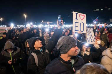 BRATISLAVA, SLOVAKIA JAN 24, 2025: Slovakya Avrupa! Robert Fico hükümetine ve Putin 'in Rusya' sıyla işbirliğine karşı sivil protesto. Özgürlük Meydanı, Bratislava, Slovakya