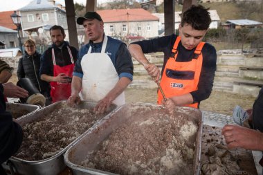 BANSKA BELA, SLOVAKIA - MAR 1, 2025: İnsanlar Slovakya 'nın Banska Bela kentinde düzenlenen ev yapımı sosisler için domuz eti işliyorlar