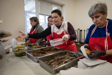 BANSKA BELA, SLOVAKIA - MAR 1, 2025: Slovakya 'nın Banska Bela kentinde yapılan faşizm etkinliği sırasında lezzetli ev yapımı sosislerin satılması
