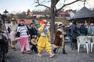 BANSKA BELA, SLOVAKIA - MAR 1, 2025: Slovakya 'da Shrovetide Prelenten Karnaval Saati