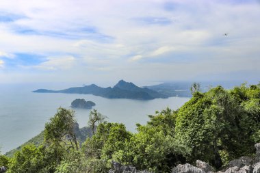 Khao Lom Muak Zirvesi 'nin tepesinden, Tayland' daki Prachuap Khiri Khan 'a bakın. Spor başarıları, turizm, seyahat, fetih zirveleri konsepti.