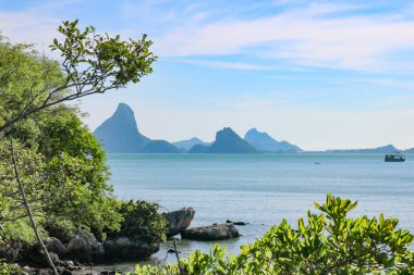 Tayland 'ın güzel deniz manzarası, Prachuap Khiri Khan. Geniş gökyüzü ve deniz ufkuyla rahatlatıcı deniz manzarası