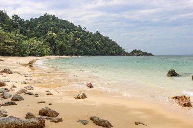 Issız bir adada güzel kumlu bir sahil. Rahatlamak için mükemmel bir manzara arka planı
