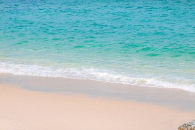 Yukarıdan soyut kumsal açık mavi şeffaf su dalgası, yaz tatili arka planı, doğal güzellik kaplıcası..