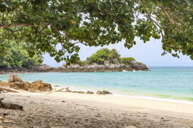 Issız bir adada güzel kumlu bir sahil. Rahatlamak için mükemmel bir manzara arka planı