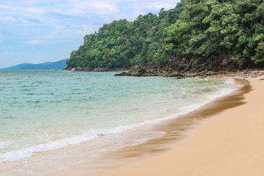 Issız bir adada güzel kumlu bir sahil. Rahatlamak için mükemmel bir manzara arka planı