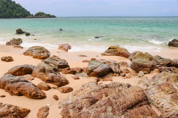 Tropischer Strand Auf Einer Einsamen Insel Mit Klarem Blauem Wasser — Stockfoto