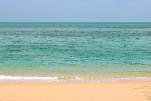 Die Welle Des Meeres Rollt Auf Das Sandige Ufer Kopierraum — Stockfoto