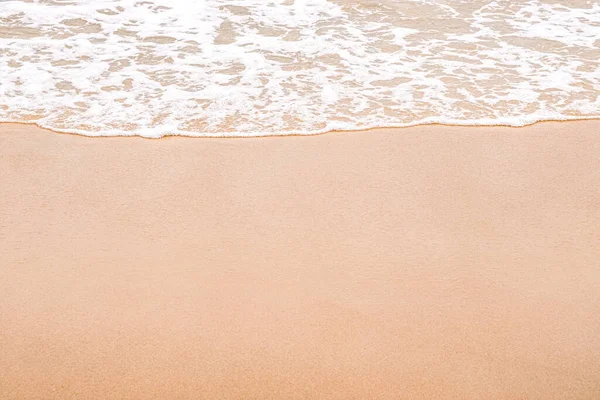 Abstrakter Sandstrand Von Oben Mit Hellblauer Transparenter Wasserwelle Sommerurlaub Hintergrund — Stockfoto