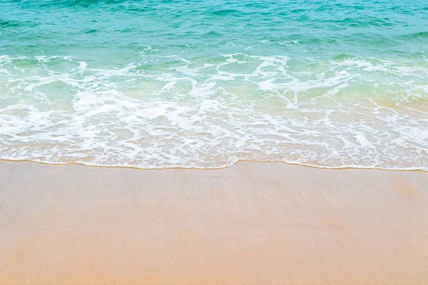 Weiche Blaue Meereswogen Einem Sauberen Sandstrand Kopierraum — Stockfoto