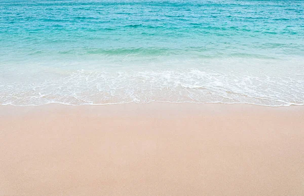 Schöner Sandstrand Und Sanfte Blaue Meereswogen Kopierraum — Stockfoto