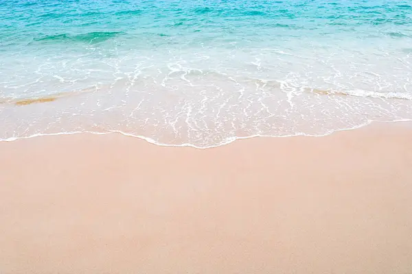 Morbida Bella Onda Oceanica Sulla Spiaggia Sabbiosa Contesto Copia Spazio — Foto Stock