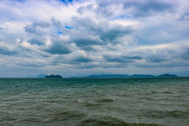Fırtınalı havada deniz, tropikal ada.