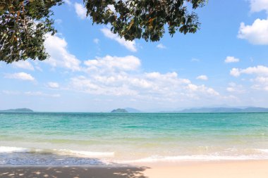 Beyaz kumlu sahil ve berrak turkuaz deniz, tropik cennet, tatil ve dinlenme zamanı..