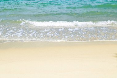 Arkasında bir ada olan beyaz tropikal plaj. Tatil ve rahatlama zamanı, boşluğu kopyala.