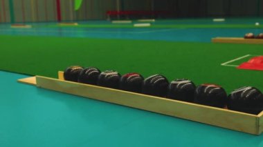 Kapalı kapılar halı. Çim kaseleri ya da çim bowlingi olarak da bilinir.