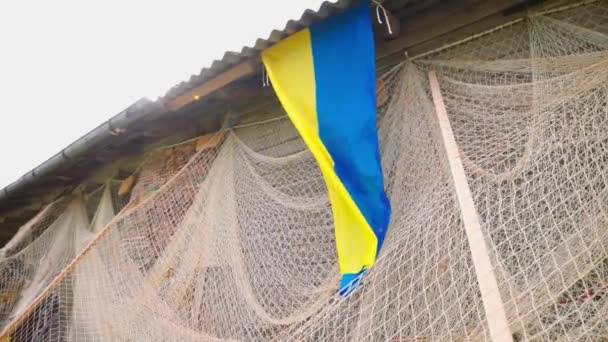 Ukrainian Flag Fishing Net Old Barn — Vídeo de Stock