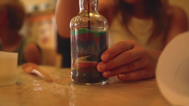Цветной Песок Стеклянной Бутылке Идеальный Инструмент Терапии Детей — стоковое видео