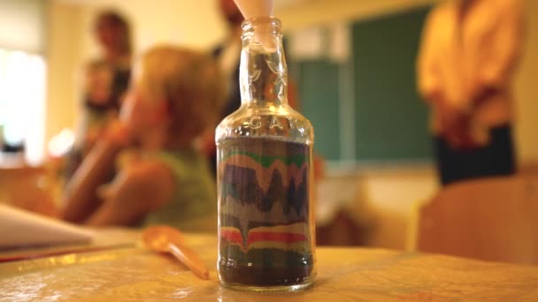 Χρωματιστή Άμμος Γυάλινο Μπουκάλι Ιδανικό Εργαλείο Θεραπείας Για Παιδιά — Αρχείο Βίντεο