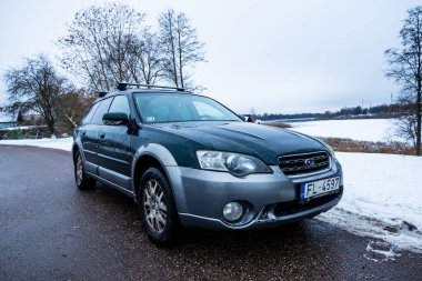 Yeşil Subaru Taşra Mirası 2005 yıllık evrensel dört çekiş.