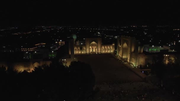 Самарканд Узбекистан Вид Повітря Улуг Мадраса Площа Кольоровий Регістан Вночі — стокове відео