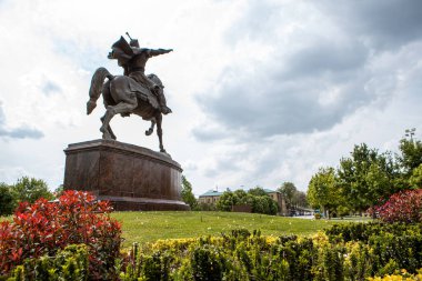 Taşkent, Özbekistan - 20 Nisan 2023: Özbekistan 'ın merkezinde Amir Temur' un görkemli anıtı