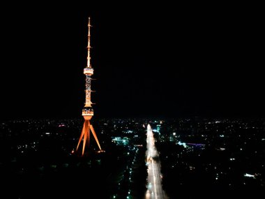 Gece Özbekistan 'daki Taşkent TV Kulesi' nin hava görüntüsü