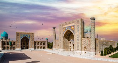Semerkant, Özbekistan. Registan Meydanı 'nın hava manzarası. Ulugh Beg Madrasah ve Tilya-Kori Madrasah Orta Asya 'nın popüler bir turistik merkezi..