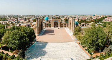 Semerkant, Özbekistan. Registan Meydanı 'nın hava manzarası. Ulugh Beg Madrasah ve Tilya-Kori Madrasah Orta Asya 'nın popüler bir turistik merkezi..