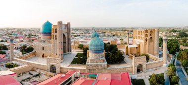 Semerkand, Özbekistan hava manzaralı Bibi Khanym Camii. Başlıca ibadet yeri ve Timur 'un en sevdiği eşi Sarai Mulk Khanum' a adanmıştır.