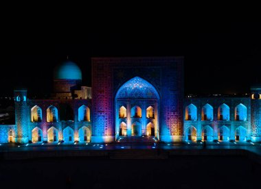 Semerkant, Özbekistan hava filosu Renkli Registan Meydanı gece görüşü. Camiye çeviri: 