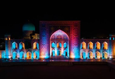 Semerkant, Özbekistan hava filosu Renkli Registan Meydanı gece görüşü. Camiye çeviri: 