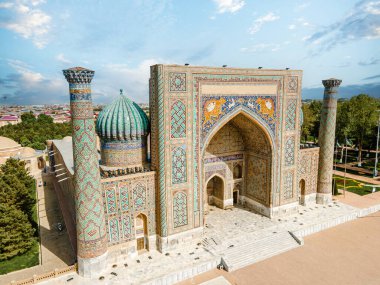 Semerkant, Özbekistan. Registan Meydanı 'nın hava manzarası. Ulugh Beg Madrasah ve Tilya-Kori Madrasah Orta Asya 'nın popüler bir turistik merkezi..