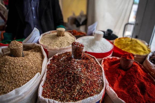 Taşkent, Özbekistan 'da baharatlı geleneksel Chorsu Çarşısı.