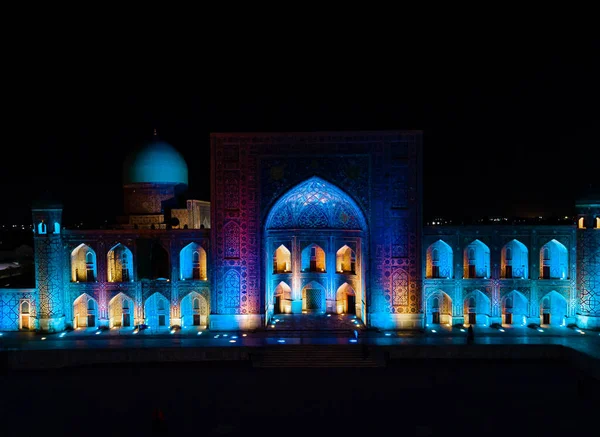 萨马拉罕 乌兹别克斯坦夜间空中俯瞰色彩斑斓的里斯坦广场 清真寺译文 Ulugh Beg Madrasah和Tilya Kori Madrasah — 图库照片