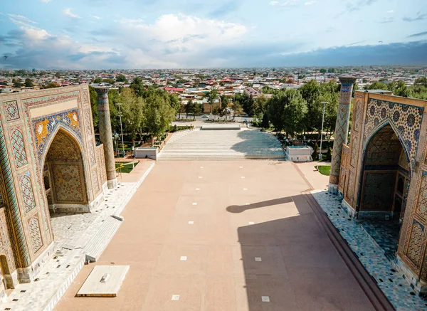 撒马尔罕 乌兹别克斯坦的无人驾驶飞机俯瞰着登记广场 清真寺译文 Ulugh Beg Madrasah和Tilya Kori Madrasah 中亚受欢迎的旅游景点 — 图库照片