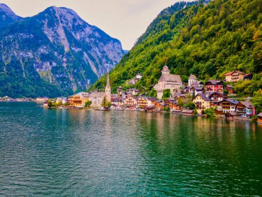 Avusturya Alpleri 'ndeki güzel dağ köyü Hallstatt, Salzkammergut bölgesi, Hallstatt, Avusturya. Hava aracı görünümü.