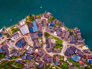 Avusturya Alpleri 'ndeki güzel dağ köyü Hallstatt, Salzkammergut bölgesi, Hallstatt, Avusturya. Yukarıdan aşağıya hava aracı görünümü